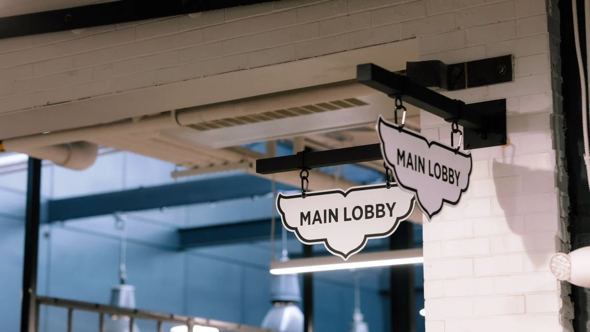 the-stutz-someraroad interior hallway vertical way finding
